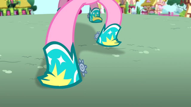 File:Pinkie with shoes S4E12.png