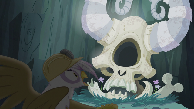 File:Gilda surprised by Arimaspi's skull S5E8.png