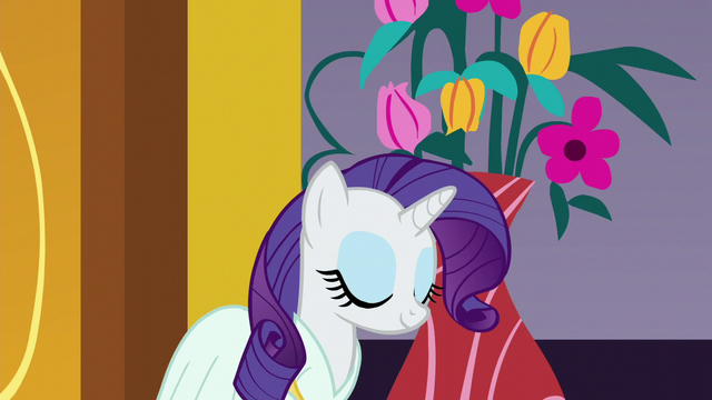 File:Rarity walks S5E15.png