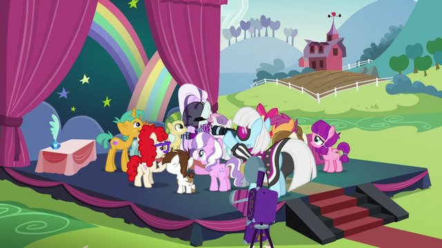 File:Schoolponies surround Rara S5E24.png