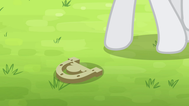 File:Rarity walking towards the horseshoe S4E10.png