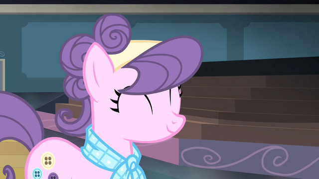 File:Suri walking with a smile S4E08.png