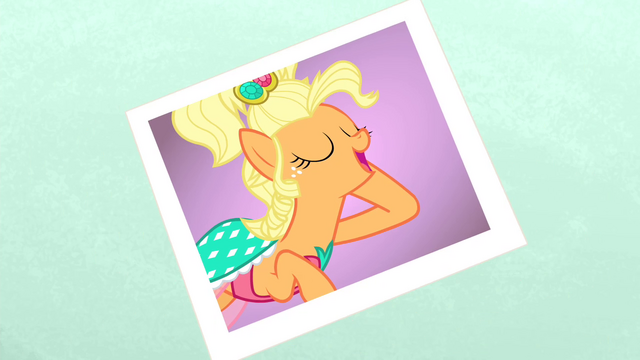 File:Applejack posing for photo 2 S4E13.png