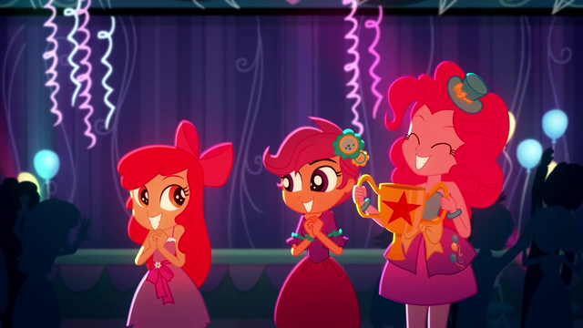File:Pinkie Pie presents the Crusaders with a trophy SS3.png