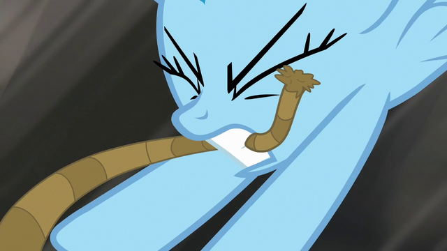 File:Rainbow grabs the rope with her teeth S6E13.png