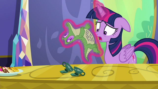 File:Twilight "in the middle of a very important cupcake" S6E22.png