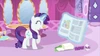 S02E23 Rarity jest podekscytowana nową gazetą.png