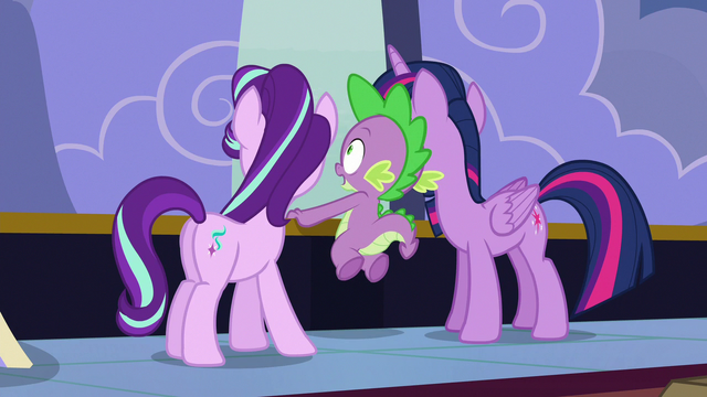 File:Spike shouting "incoming!" S6E25.png