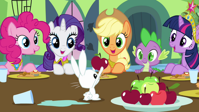 File:Angel holding up an apple S03E10.png