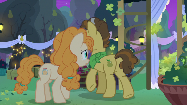 File:Grand Pear leaving the wedding ceremony S7E13.png