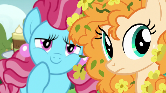 File:Pear Butter and Chiffon look at Bright Mac S7E13.png