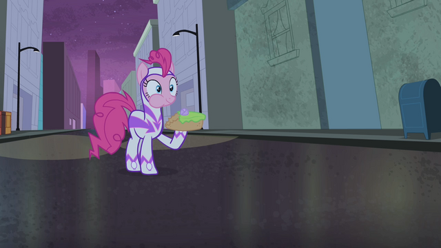 File:Pinkie with cake S4E06.png