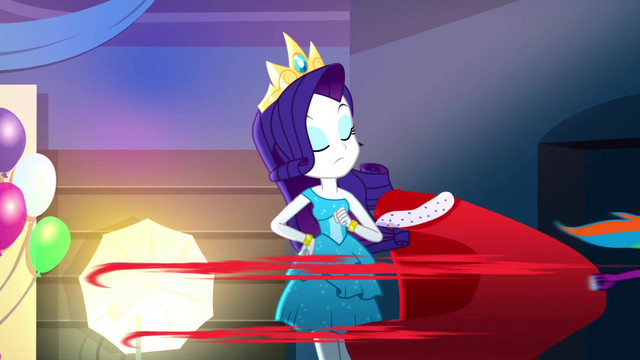 File:Rainbow Dash snatches Rarity's queen cape SS2.png