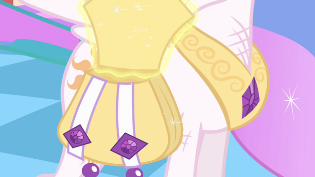 File:Celestia opening her saddlebag S4E02.png