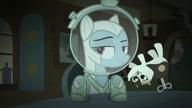 File:Windup toy flies past Rainbow's face S5E21.png