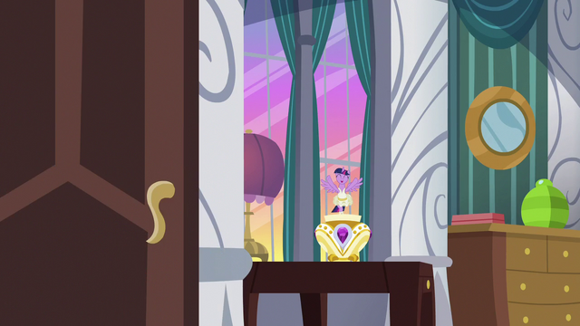 File:Twilight Sparkle wishing Starlight good luck S7E10.png