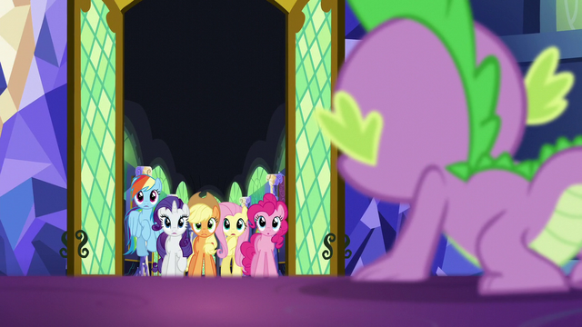 File:Spike sees Twilight's friends at the door S5E26.png