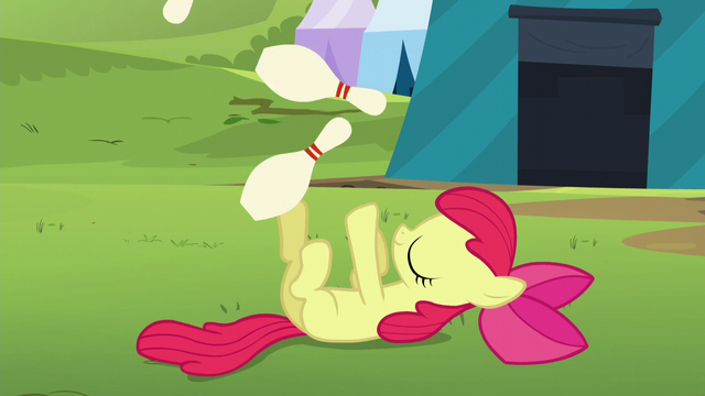 File:Apple Bloom juggling bowling pins S5E17.png