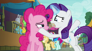 S06E03 Rarity zdziwiona oddaniem armatki.png