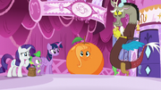 S05E22 Fluttershy jako pomarańcza.png