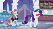 S05E14 Rarity zamyka butik.png