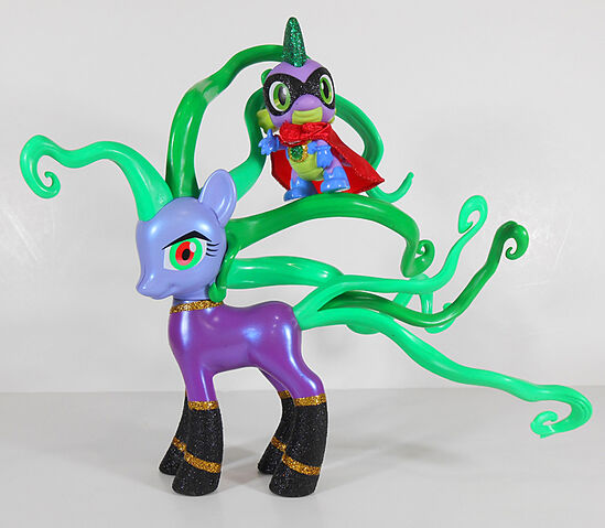 File:2014 exclusive mane-iac mayhem spike figure.jpg