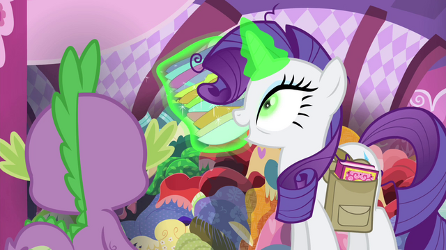 File:Rarity levitating her creations S4E23.png
