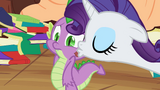 Rarity le da un beso a Spike.png