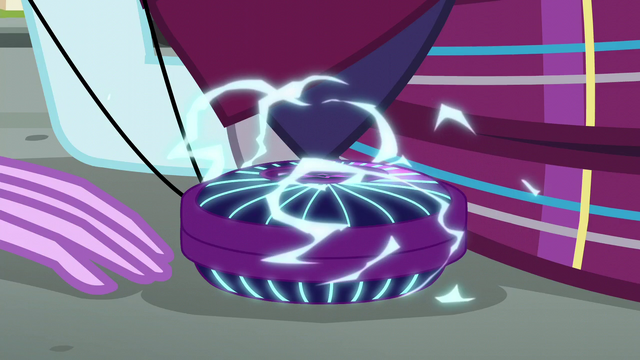 File:Twilight's amulet gives off electrical discharge EG3.png