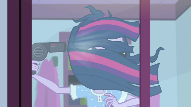 File:Twilight Sparkle using a blowdryer SS6.png