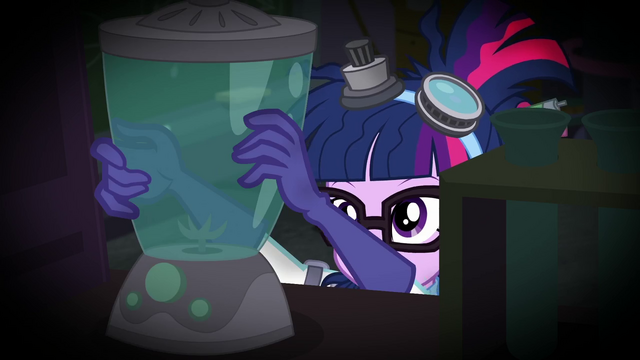 File:Twilight Sparkle picks up a blender SS5.png
