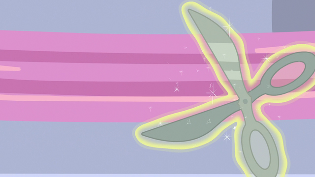 File:Large pair of scissors being levitated S7E10.png