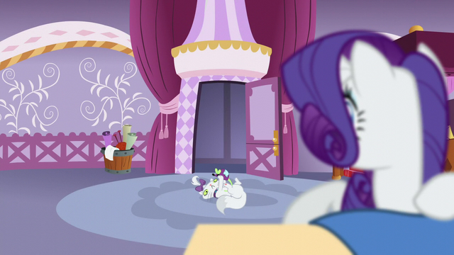 File:Rarity looks away S5E14.png