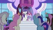 S05E14 Rarity wita kucyki na ostatniej wyprzedaży.png