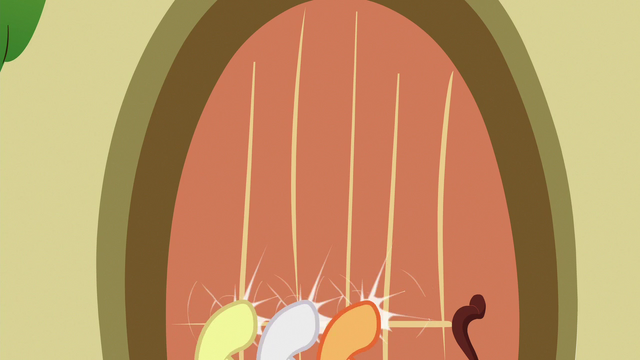 File:Crusaders knocking on Fluttershy's door S6E15.png