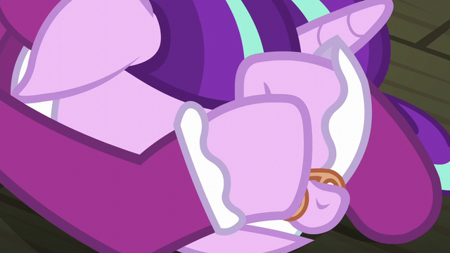 File:Snowfall still covering her face S06E08.png