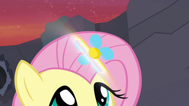 File:Flower glowing S4E16.png