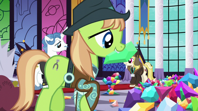 File:Appleloosa delegate helping out S5E10.png