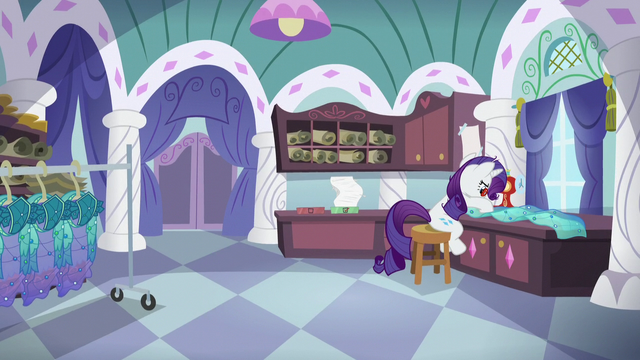 File:Rarity hard at work sewing S5E14.png