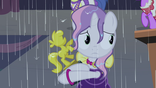 File:Sweetie in the rain S4E19.png