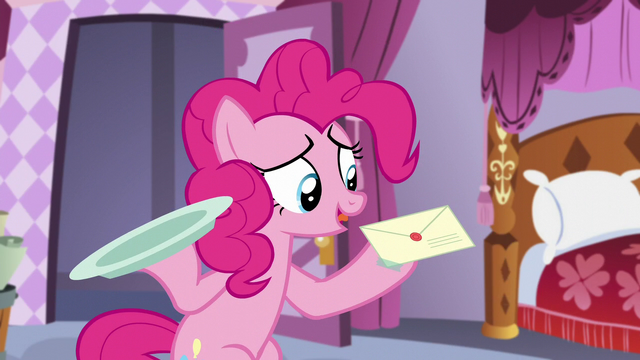 File:Pinkie holds letter S5E14.png