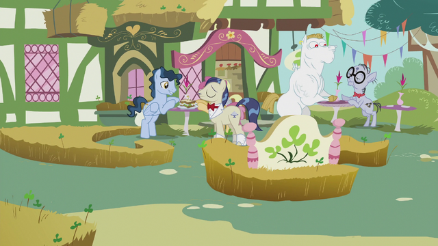 File:Ponies at lunch S5E9.png