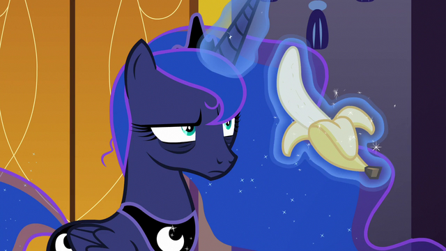 File:Princess Luna peeling a banana S7E10.png