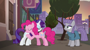 Rarity y Pinkie se abrazan T6E3