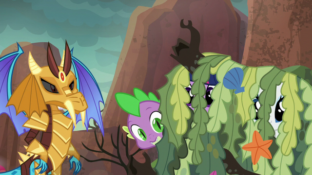File:Spike hiding behind seaweed pile S6E5.png