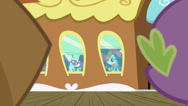 File:Rarity and Rainbow Dash waving goodbye S6E17.png