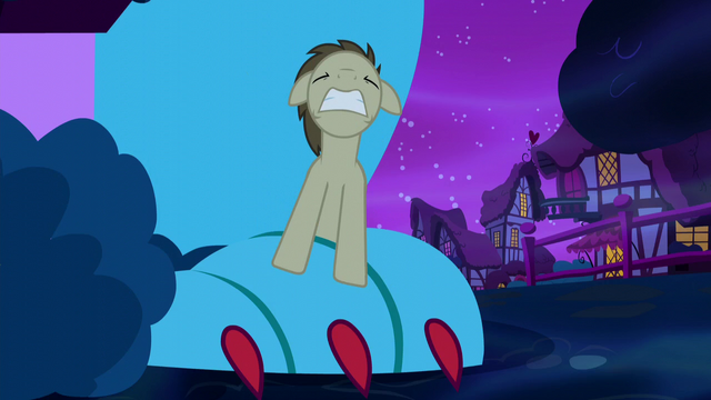File:Crescent Moon stuck between monster house's toes S5E13.png