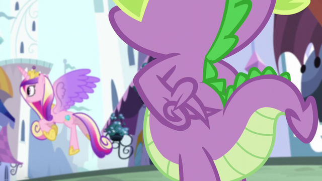 File:Spike crosses his fingers behind his back S5E10.png