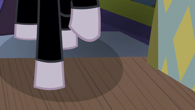 File:Zesty Gourmand steps through the door S6E12.png