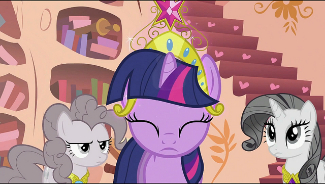파일:Twilight putting a tiara on her head S2E02.png